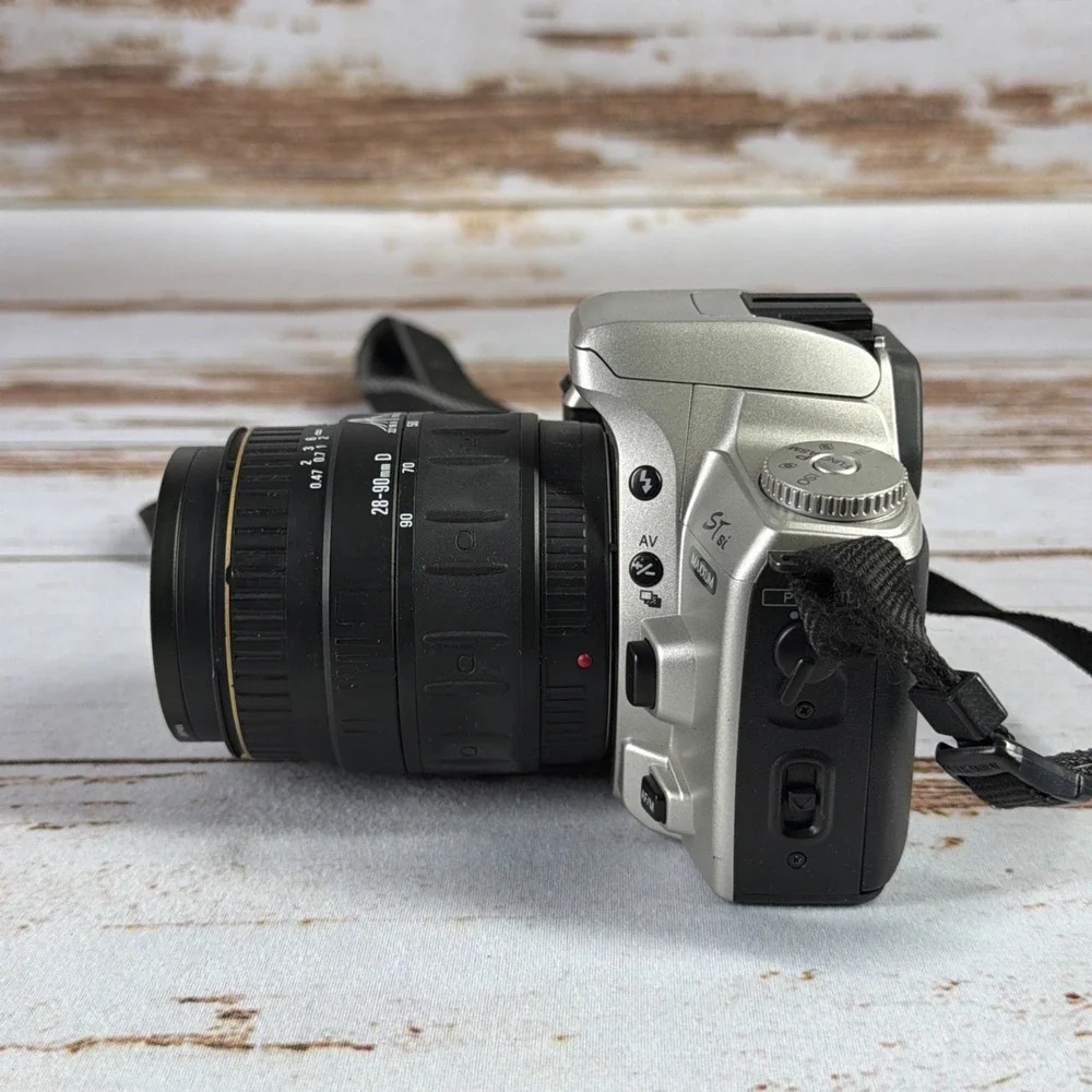 Minolta Maxxum STsi 35mm Film Camera with 28-80mm Zoom Lens